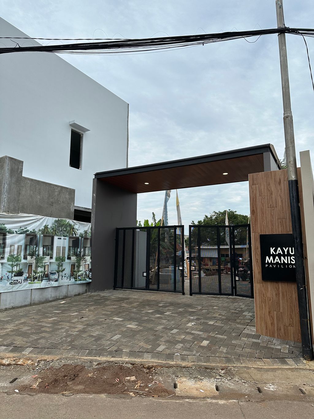 foto gerbang perumahan KAYU MANIS PAVILION