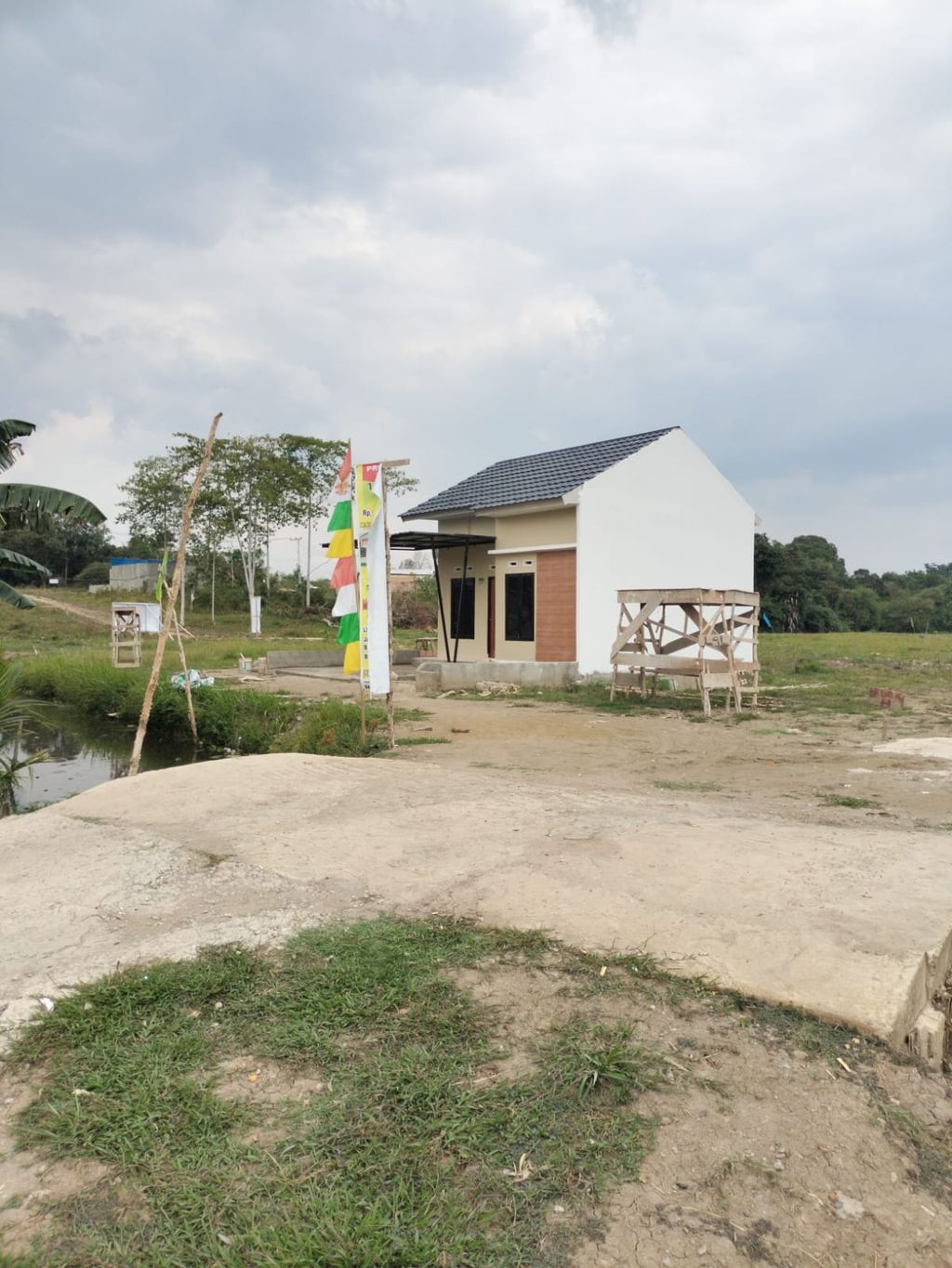 foto posisi tengah perumahan MEGA CAKRA REGENCY 2
