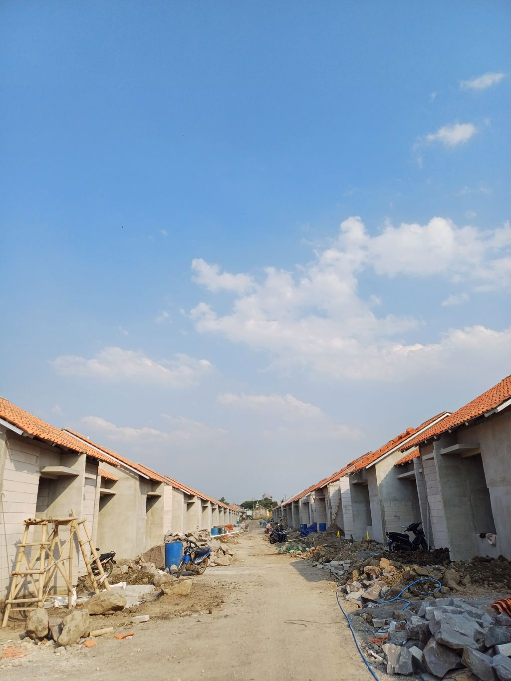 foto posisi tengah perumahan PAYON METESEH PERUMNAS PUCANG GADING TAHAP 1