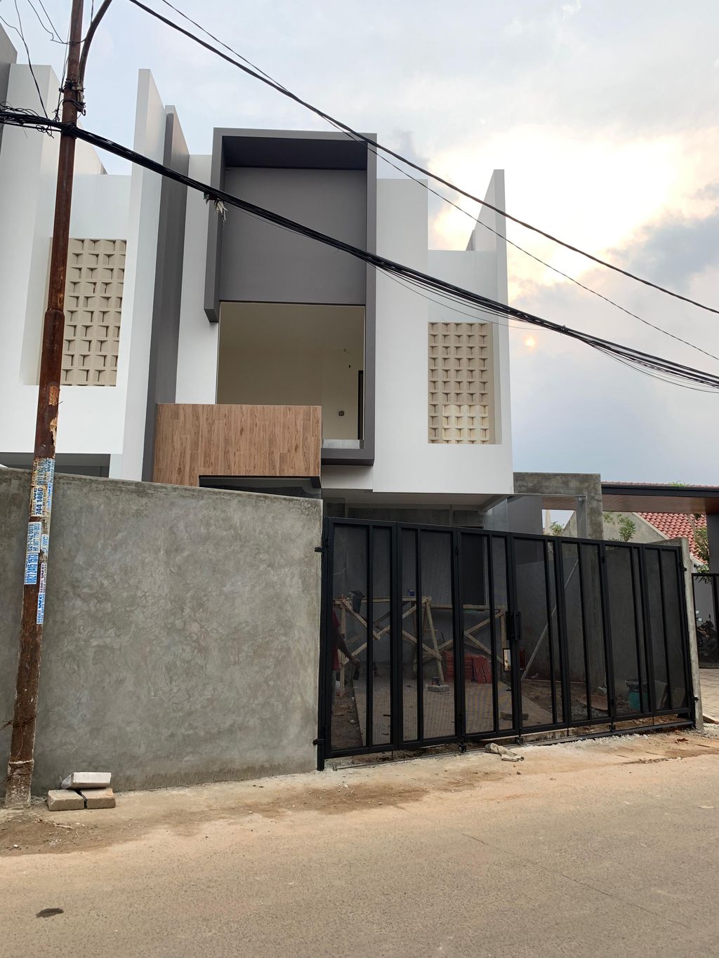 foto tampak rumah tipe Sudut perumahan KAYU MANIS PAVILION