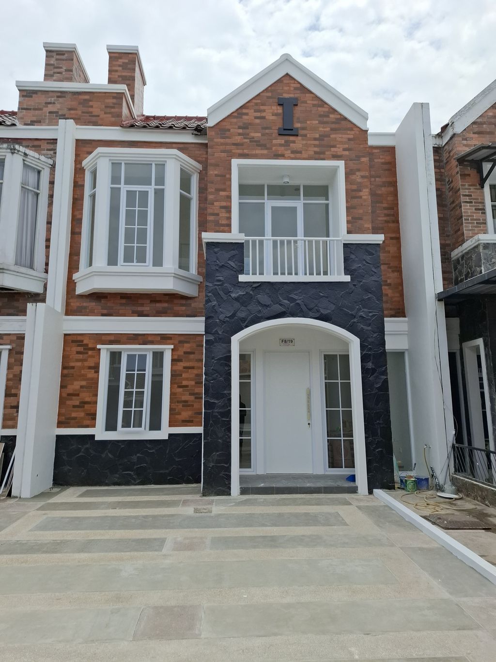 foto tampak rumah tipe WINDSOR DELUXE perumahan CITRALAND CELEBES