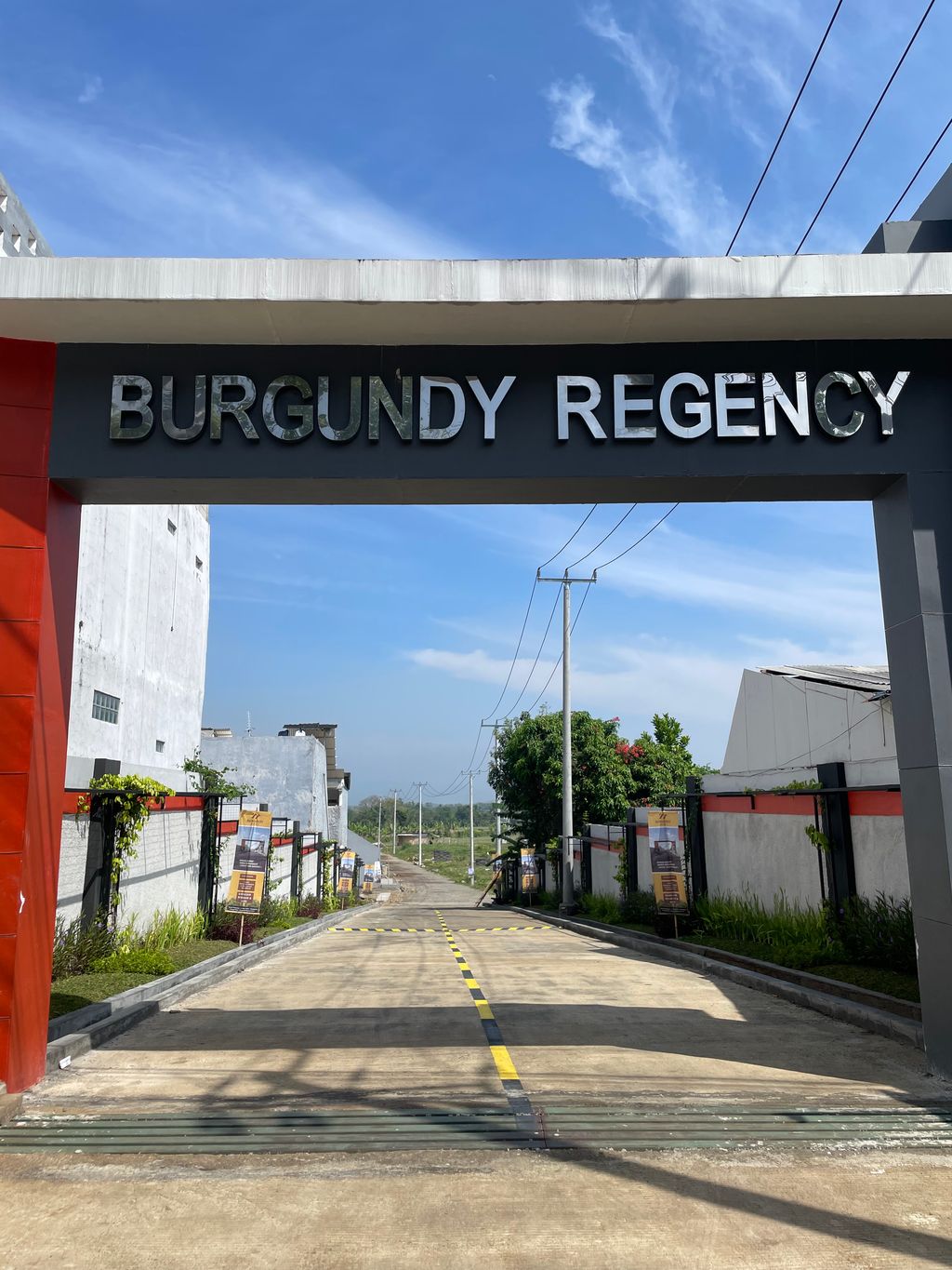 foto gerbang perumahan Burgundy Regency