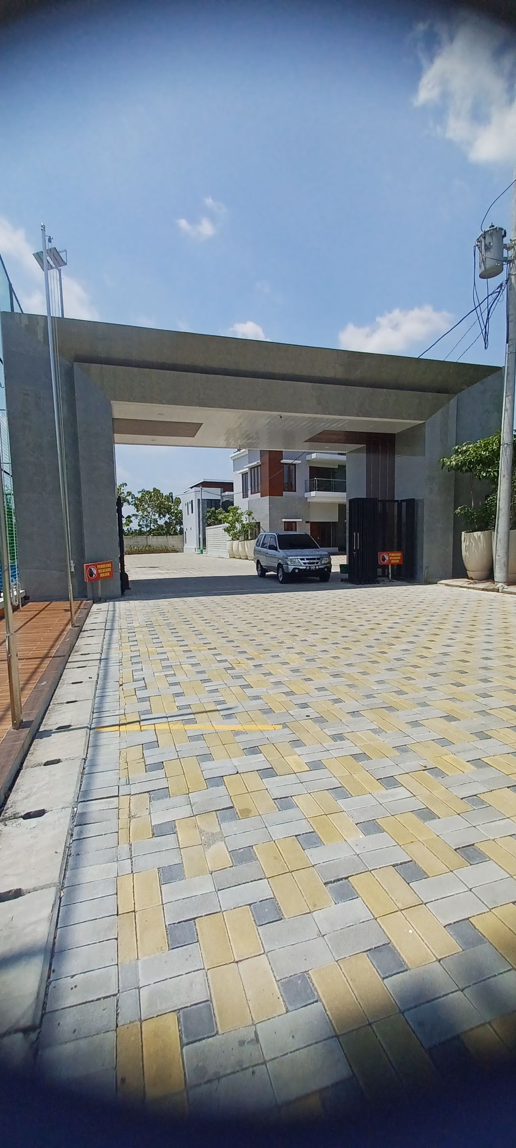 foto gerbang perumahan Central Park Kartasura