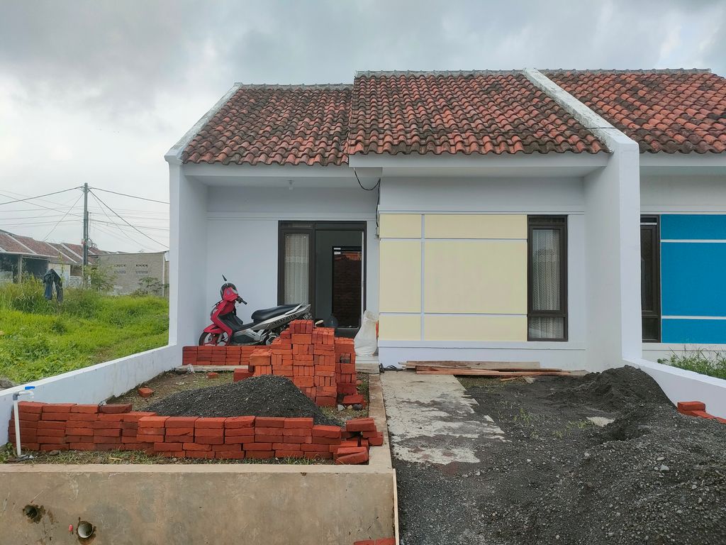 foto tampak rumah tipe 36/90 perumahan MEGA MUTIARA TASIK REGENCY