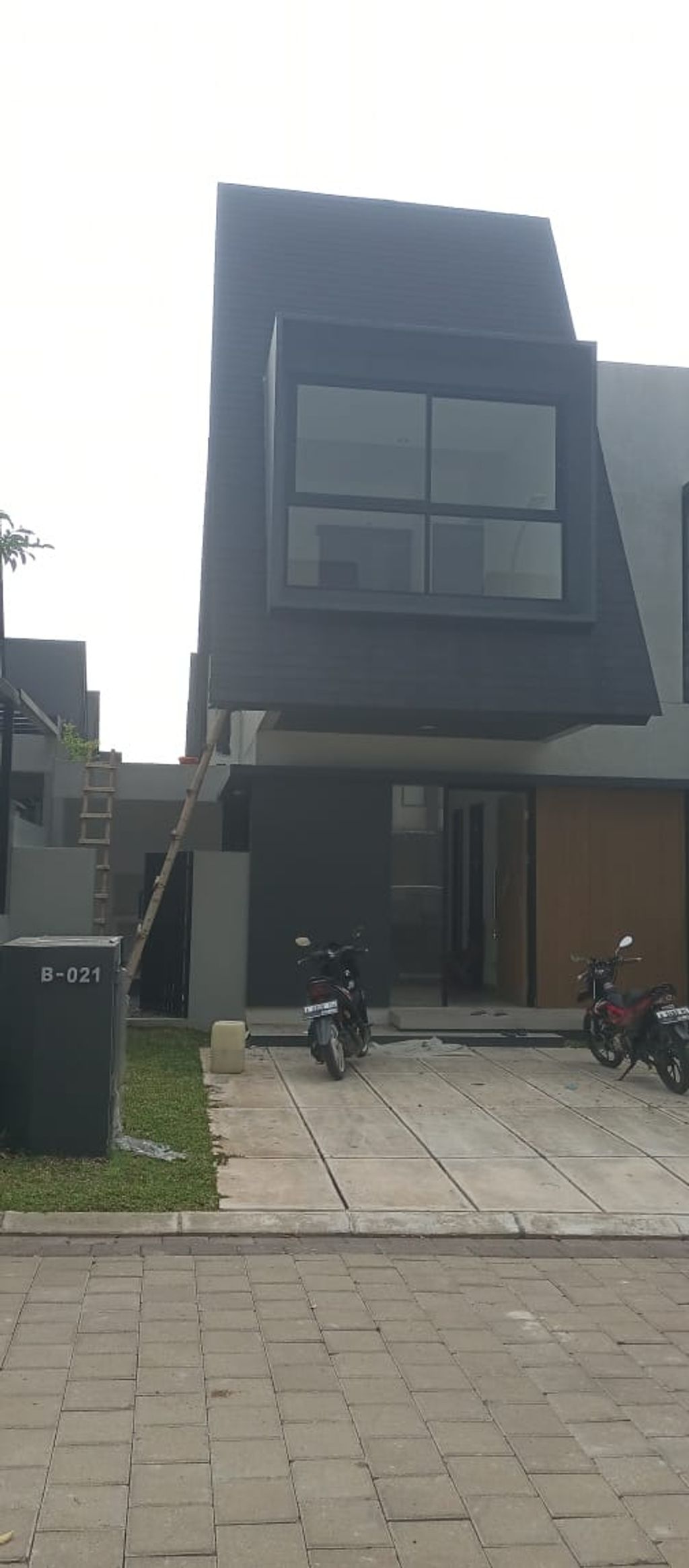 foto tampak rumah tipe The Grove B-021 - The Terrace perumahan Shila At Sawangan