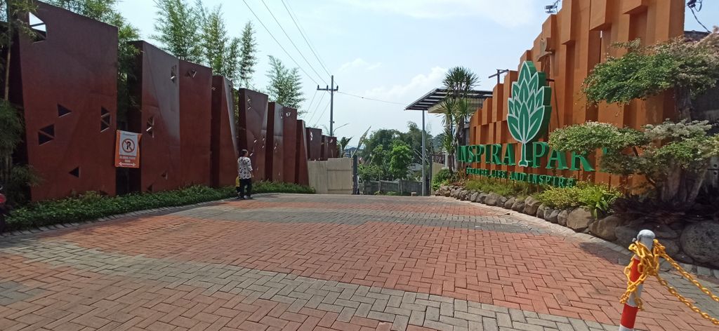 foto gerbang perumahan de Amprong