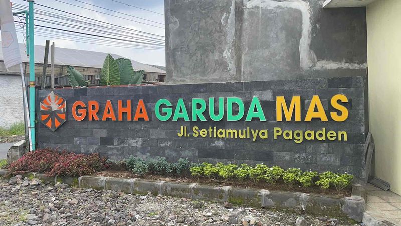 foto gerbang perumahan Graha Garuda Mas Pagaden
