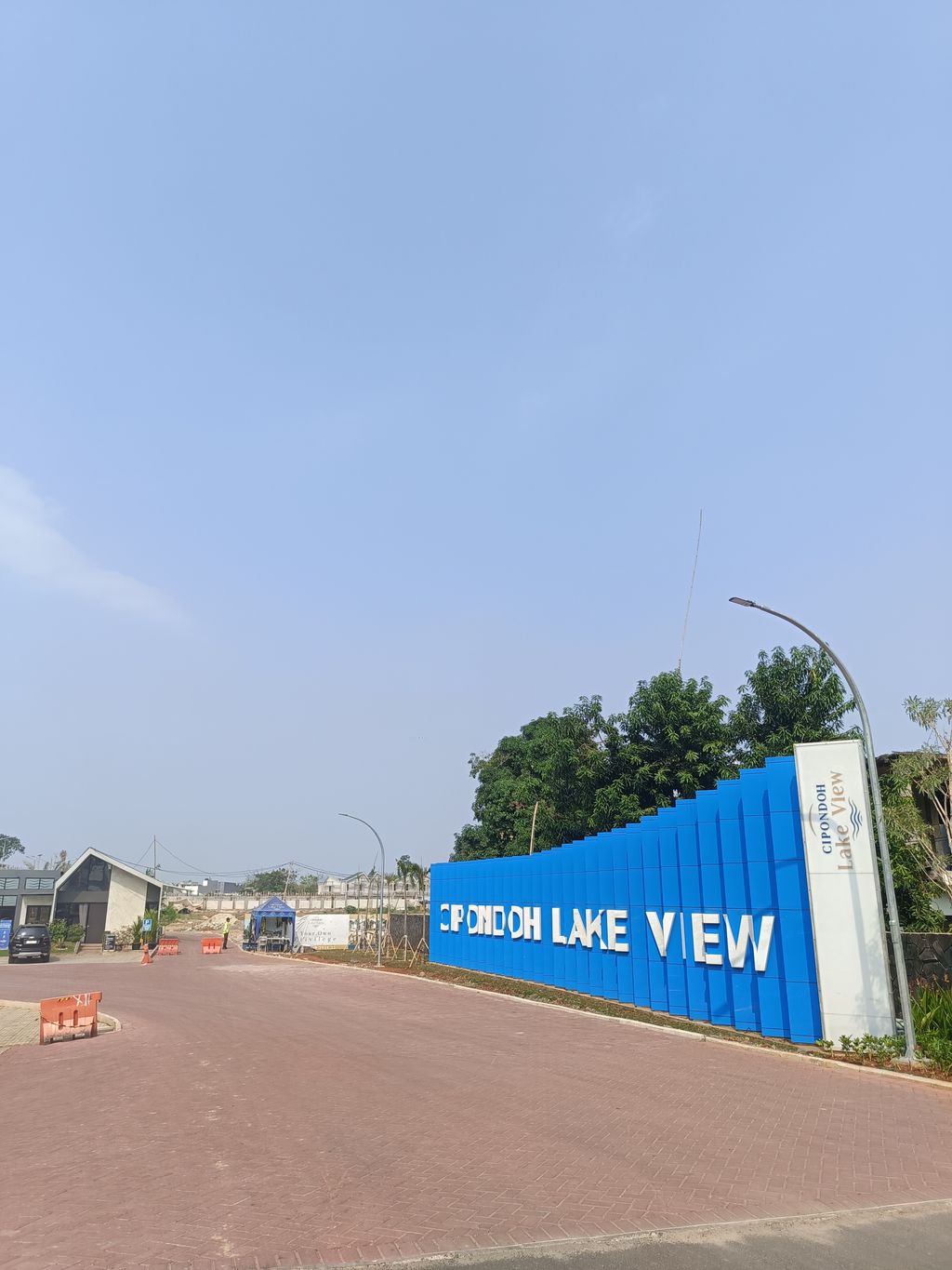 foto gerbang perumahan Cipondoh LakeView