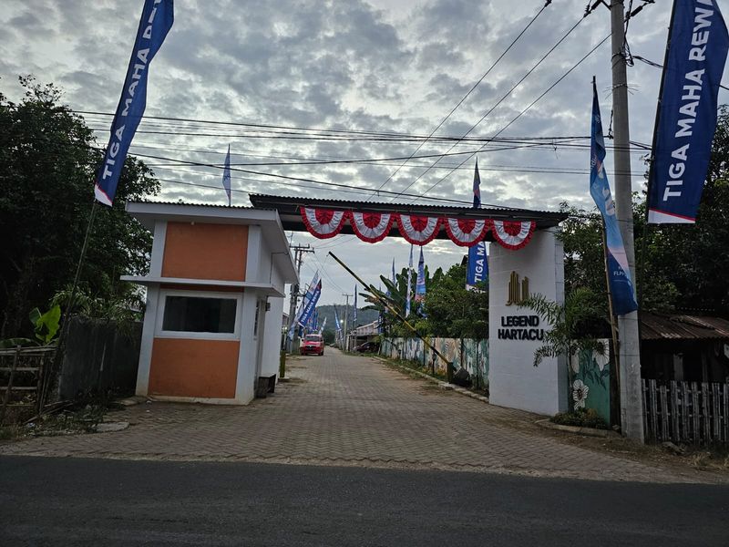 foto gerbang perumahan LEGEND HARTACU