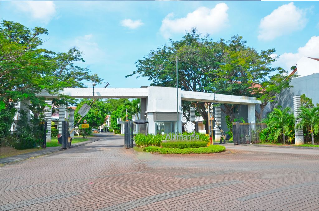 foto gerbang perumahan Jakarta Garden City Alamanda Essence