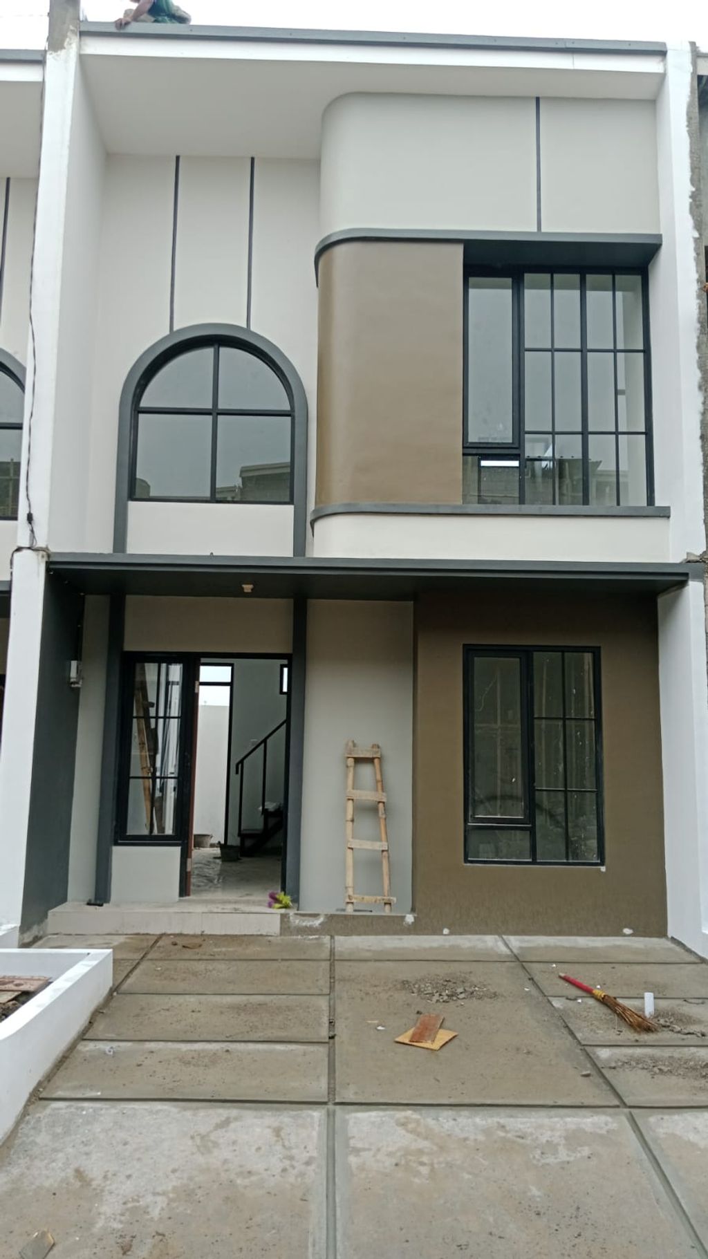 foto tampak rumah tipe 36 Mezanin Modern (427) perumahan Cluster Beverly