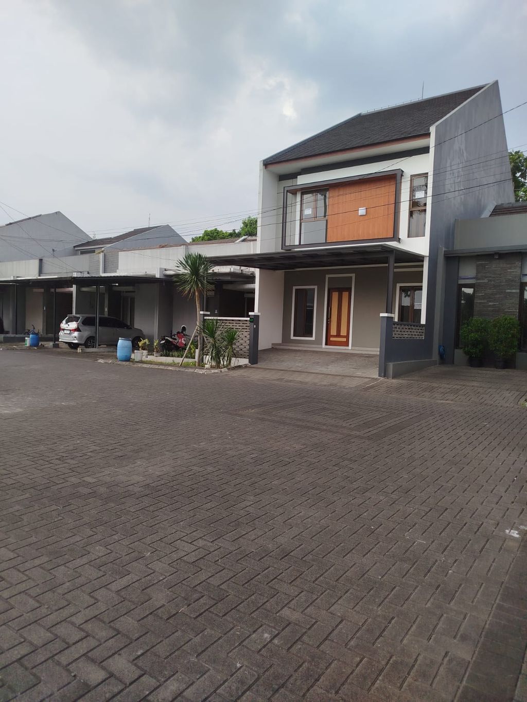 foto tampak rumah tipe 236/161 perumahan BATUNUNGGAL INDAH ESTATE SARI D