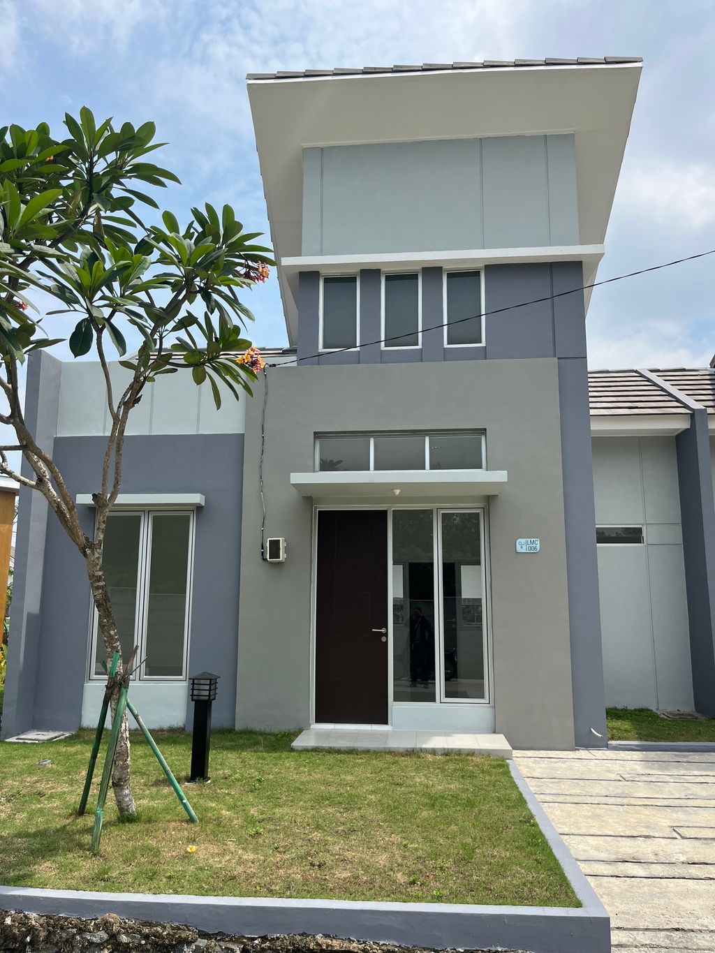 foto tampak rumah tipe RE 45/132 perumahan MODERNLAND CILEJIT