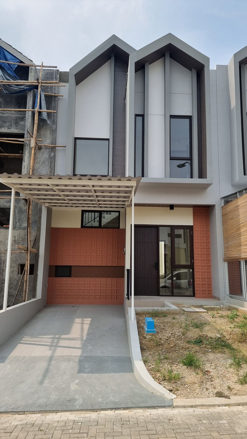 foto tampak rumah tipe 68/84 perumahan Woodchester Tahap 1