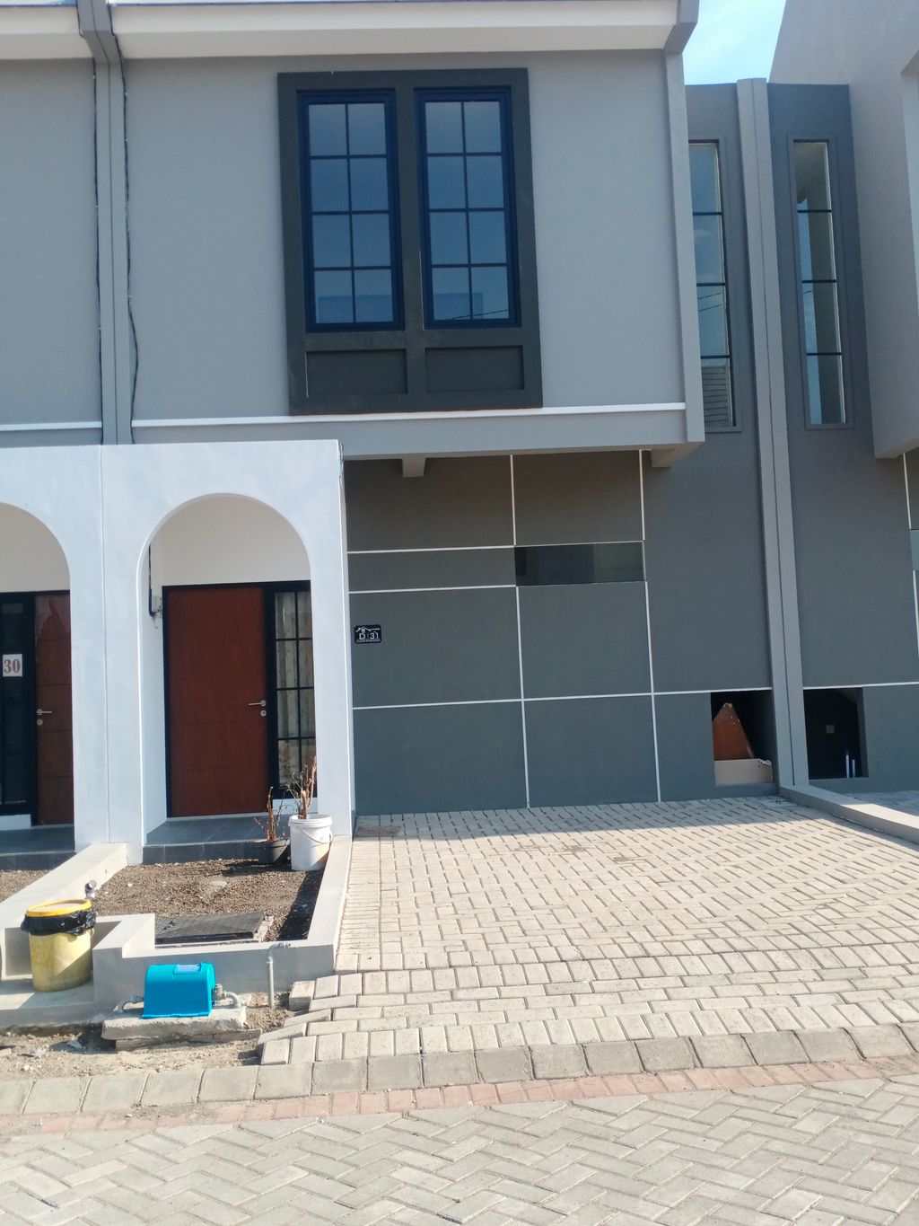 foto tampak rumah tipe Bentley perumahan The Anvaya Juanda