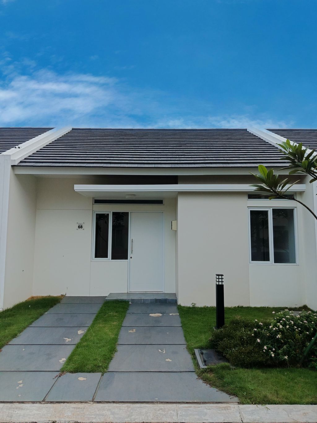 foto tampak rumah tipe ASTER 2/68 perumahan PARAMOUNT PETALS TAHAP 1