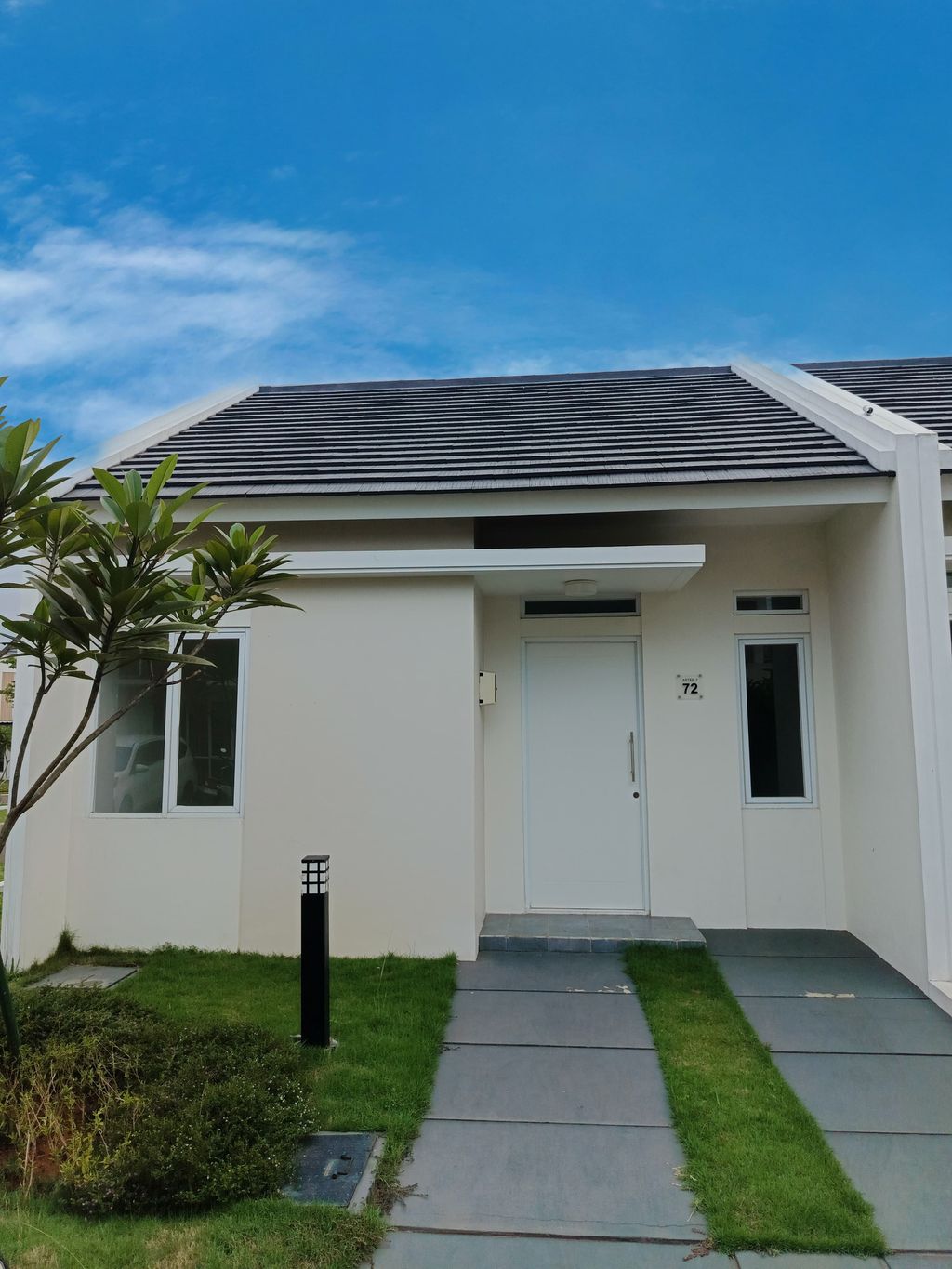 foto tampak rumah tipe ASTER 2/72 perumahan PARAMOUNT PETALS TAHAP 1