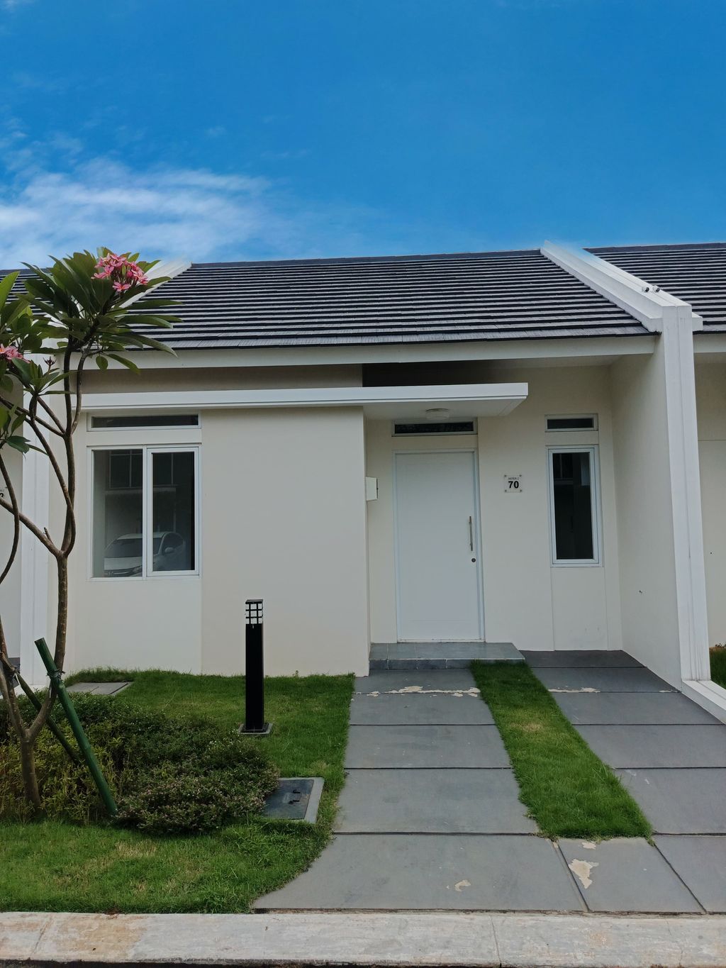 foto tampak rumah tipe ASTER 2/70 perumahan PARAMOUNT PETALS TAHAP 1