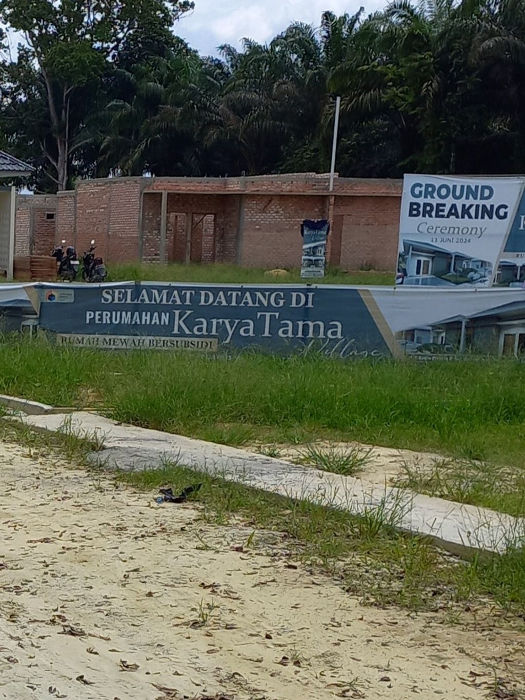 foto gerbang perumahan PERUMAHAN KARYATAMA VILLAGE