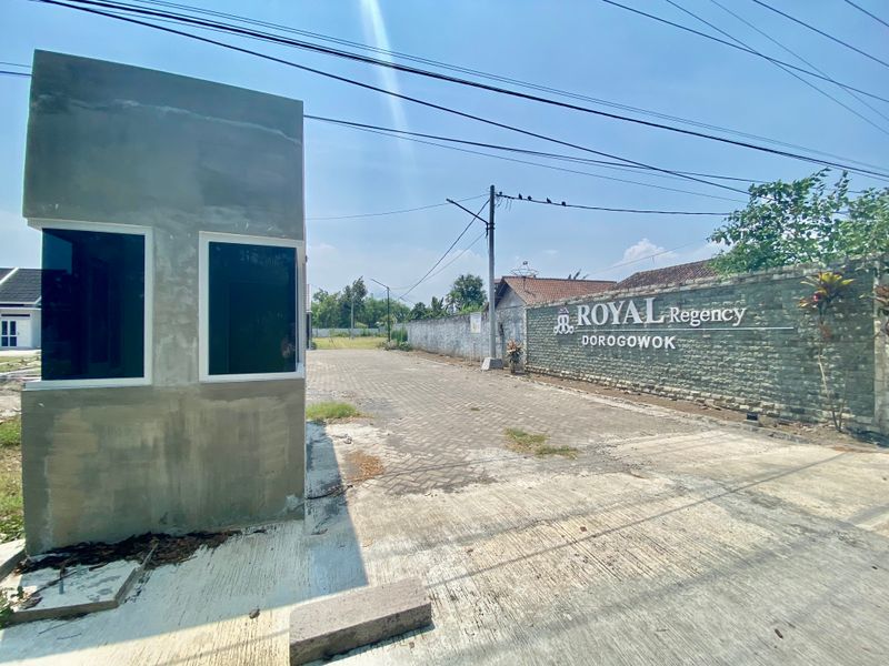 foto gerbang perumahan ROYAL REGENCY DOROGOWOK