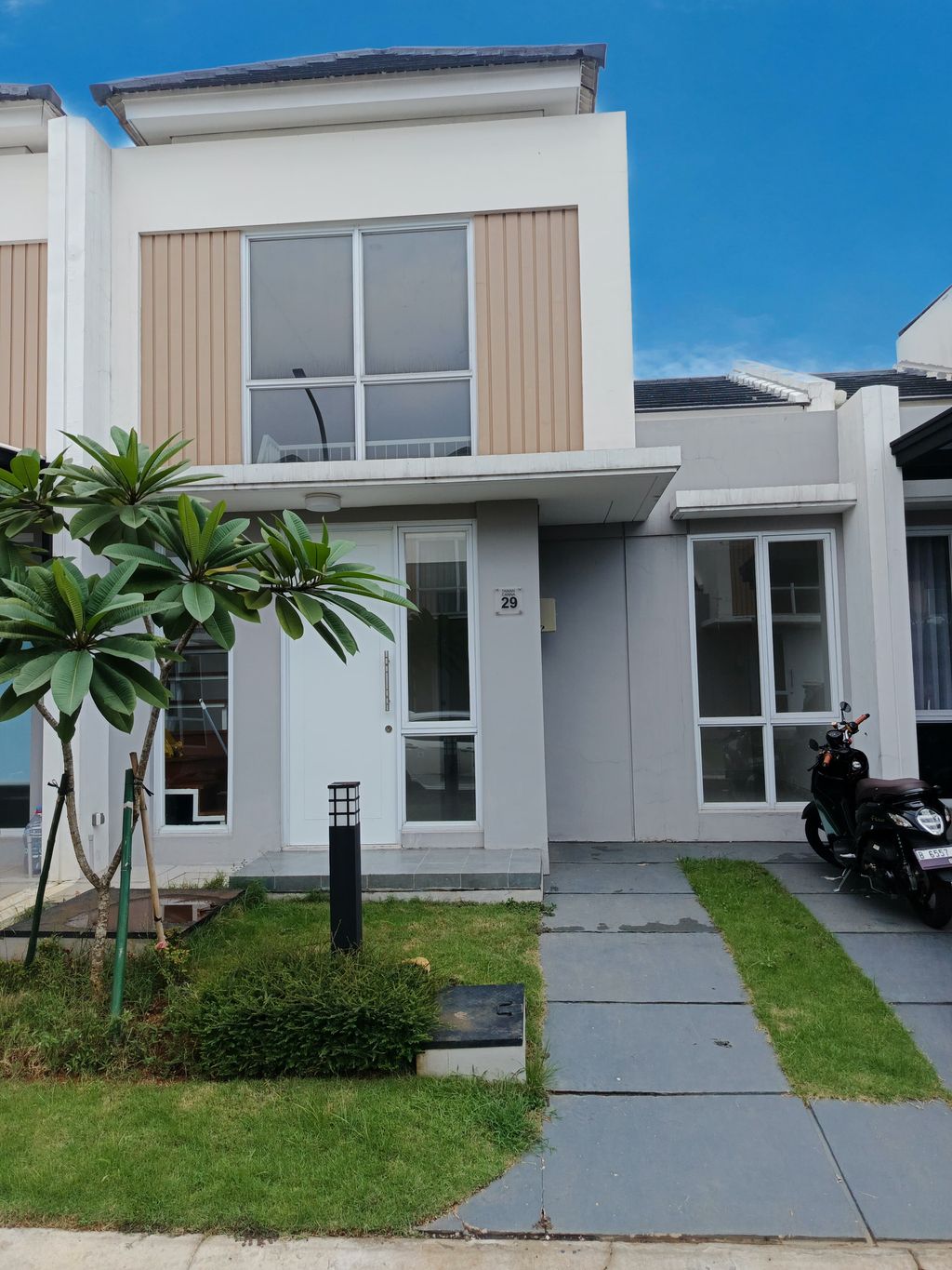 foto tampak rumah tipe TAMAN CANNA/29 perumahan PARAMOUNT PETALS TAHAP 1