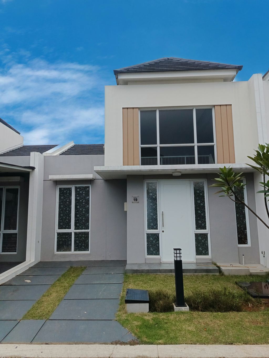 foto tampak rumah tipe CANNA 1/19 perumahan PARAMOUNT PETALS TAHAP 1