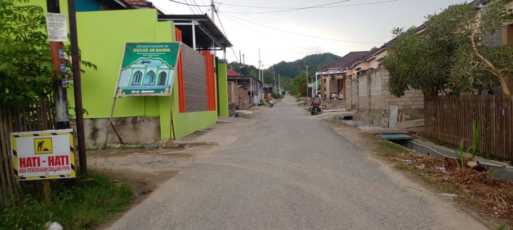 foto gerbang perumahan RIFKA LESTARI 4