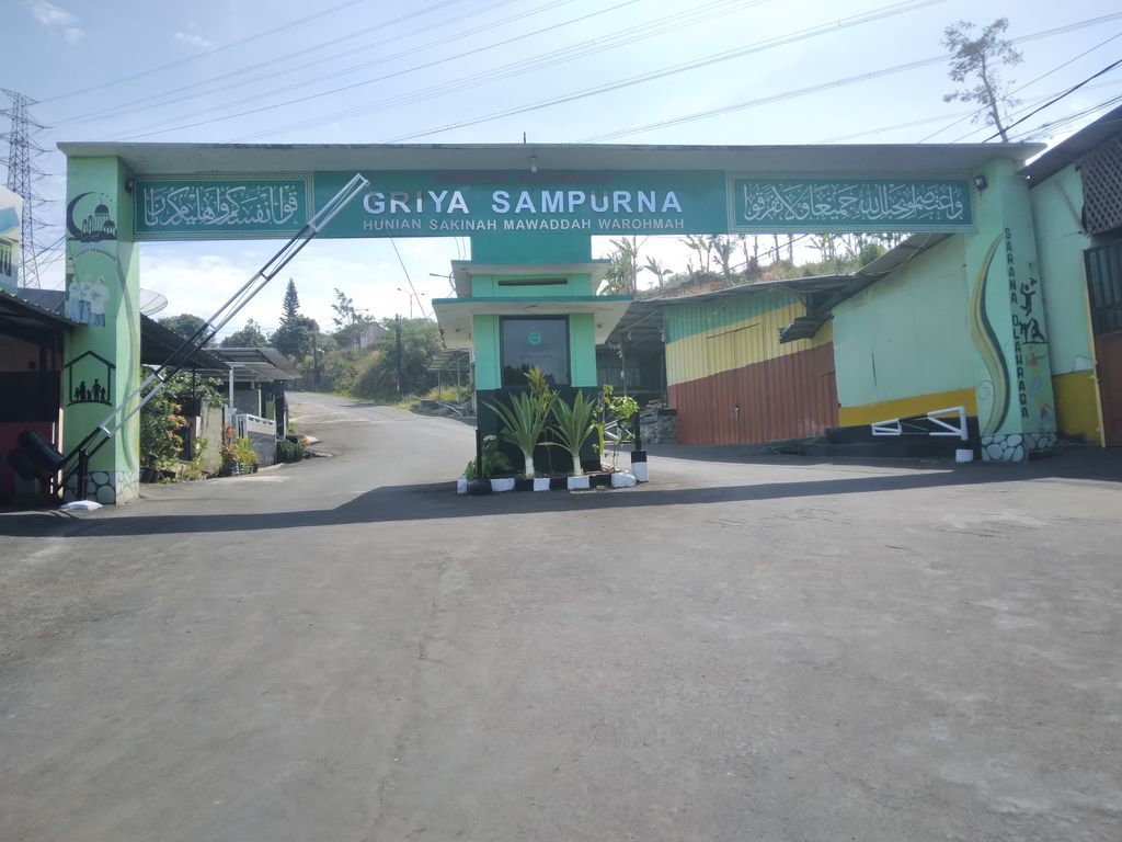 foto gerbang perumahan PERUMAHAN GRIYA SAMPURNA