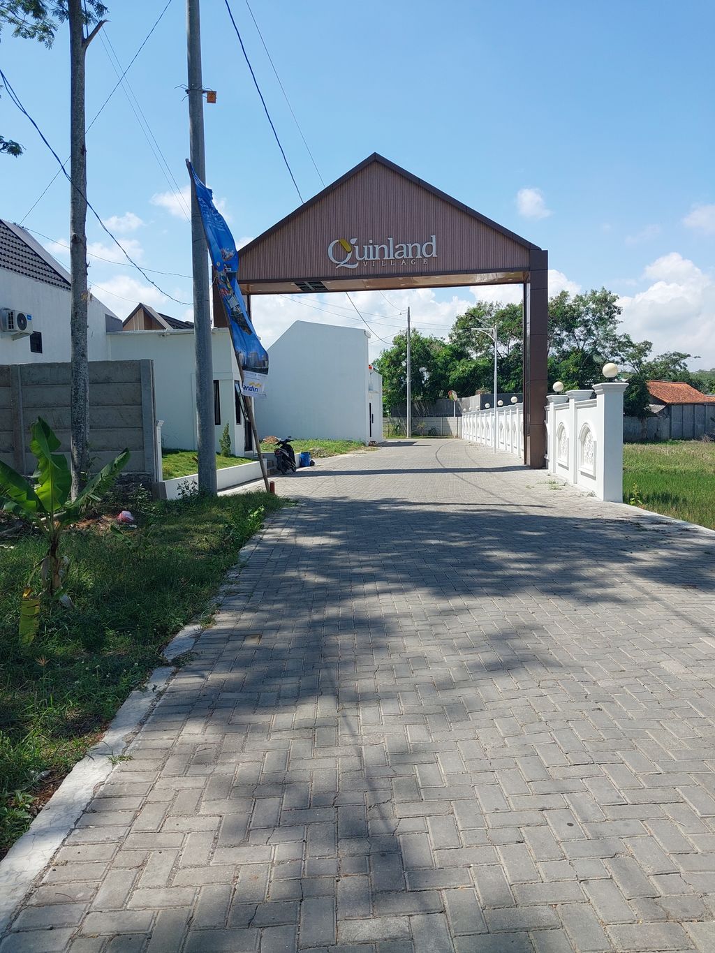 foto gerbang perumahan PERUMAHAN QUINLAND VILLAGE