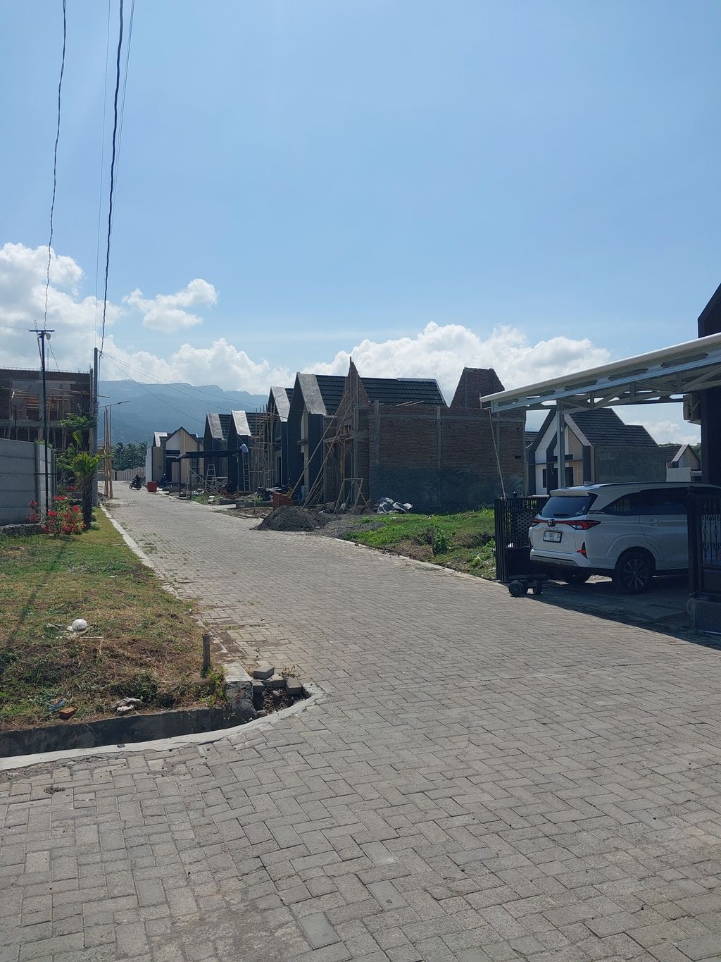 foto posisi tengah perumahan PERUMAHAN QUINLAND VILLAGE