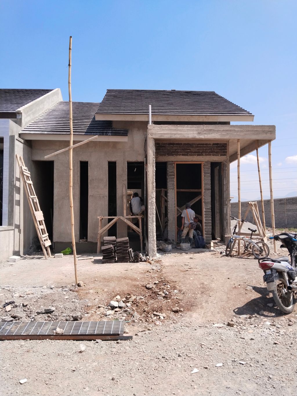 foto tampak rumah tipe 60/150 perumahan CIHEULANG REGENCY