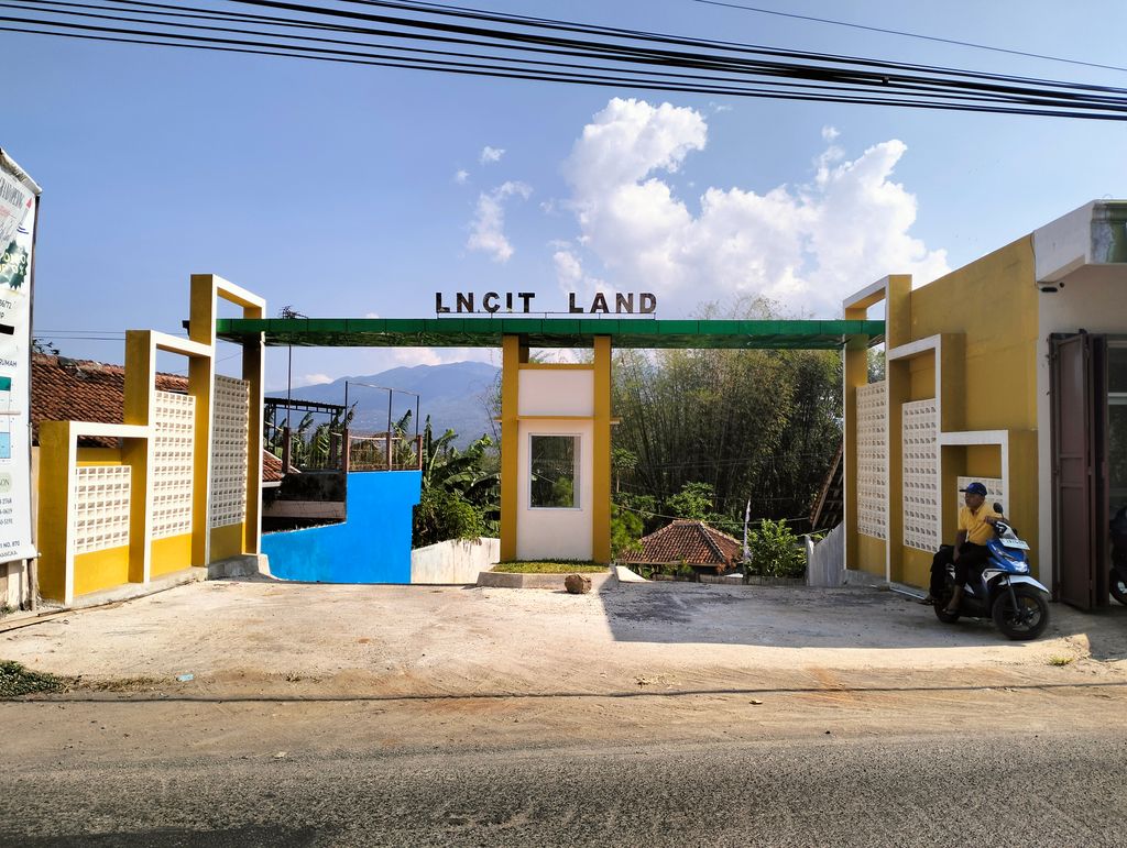 foto gerbang perumahan LEBAK NANGKA CITY LAND