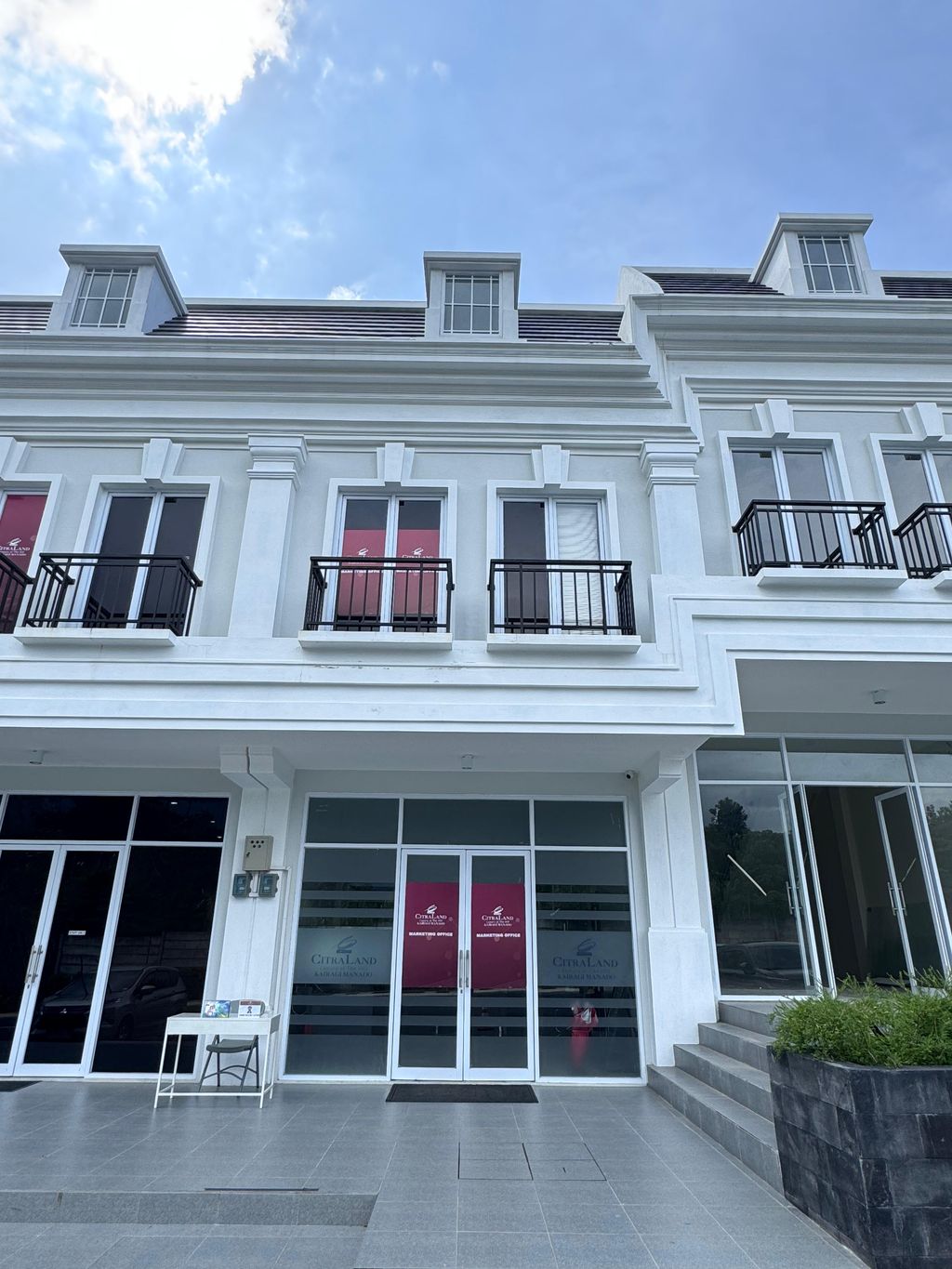 foto tampak rumah tipe Carnaby Street perumahan CITRALAND KAIRAGI MANADO
