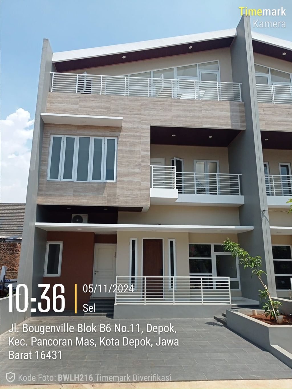foto tampak rumah tipe 180 perumahan Bella Casa Residence