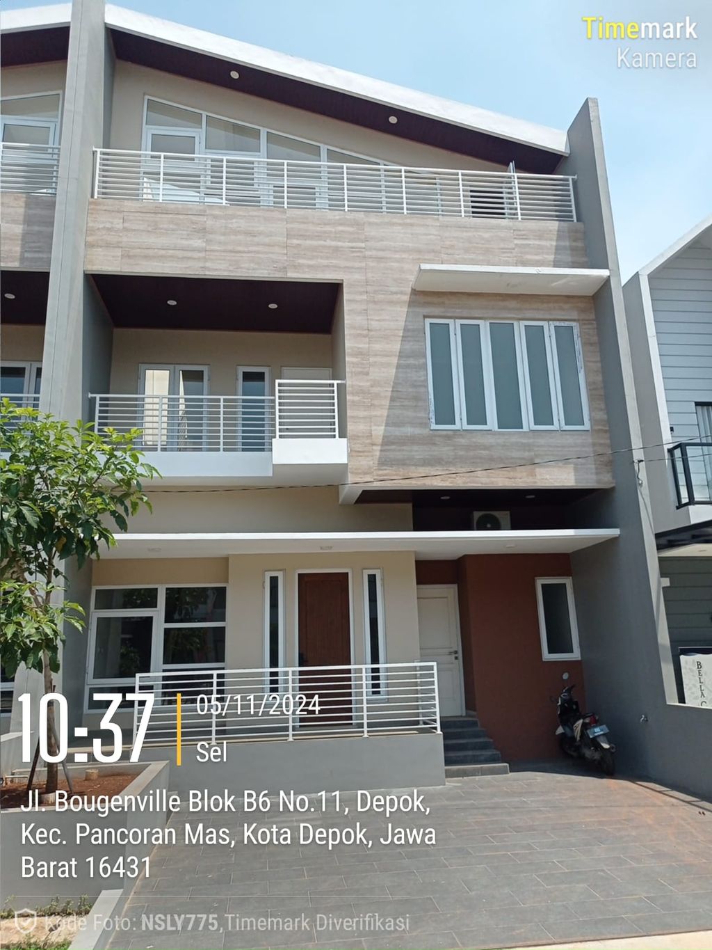 foto tampak rumah tipe 180 perumahan Bella Casa Residence