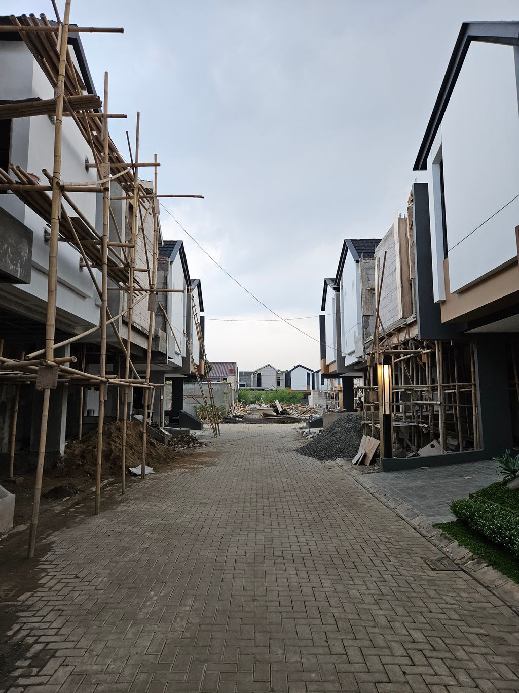 foto posisi tengah perumahan EVERTREE HOUSE