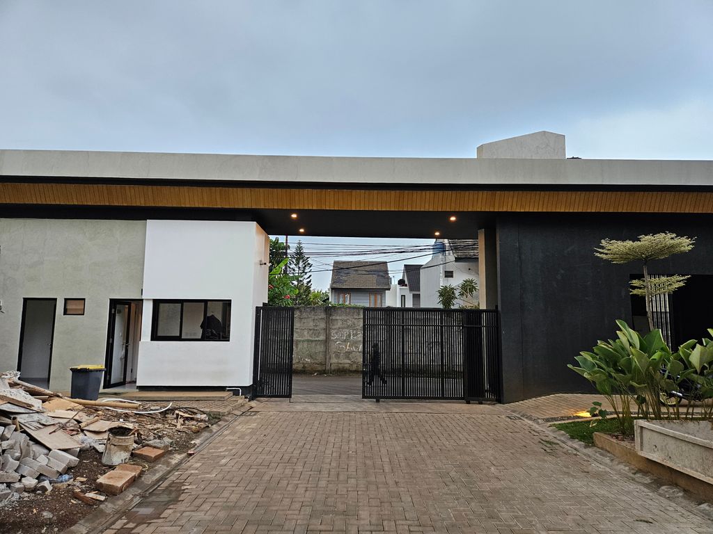 foto gerbang perumahan EVERTREE HOUSE