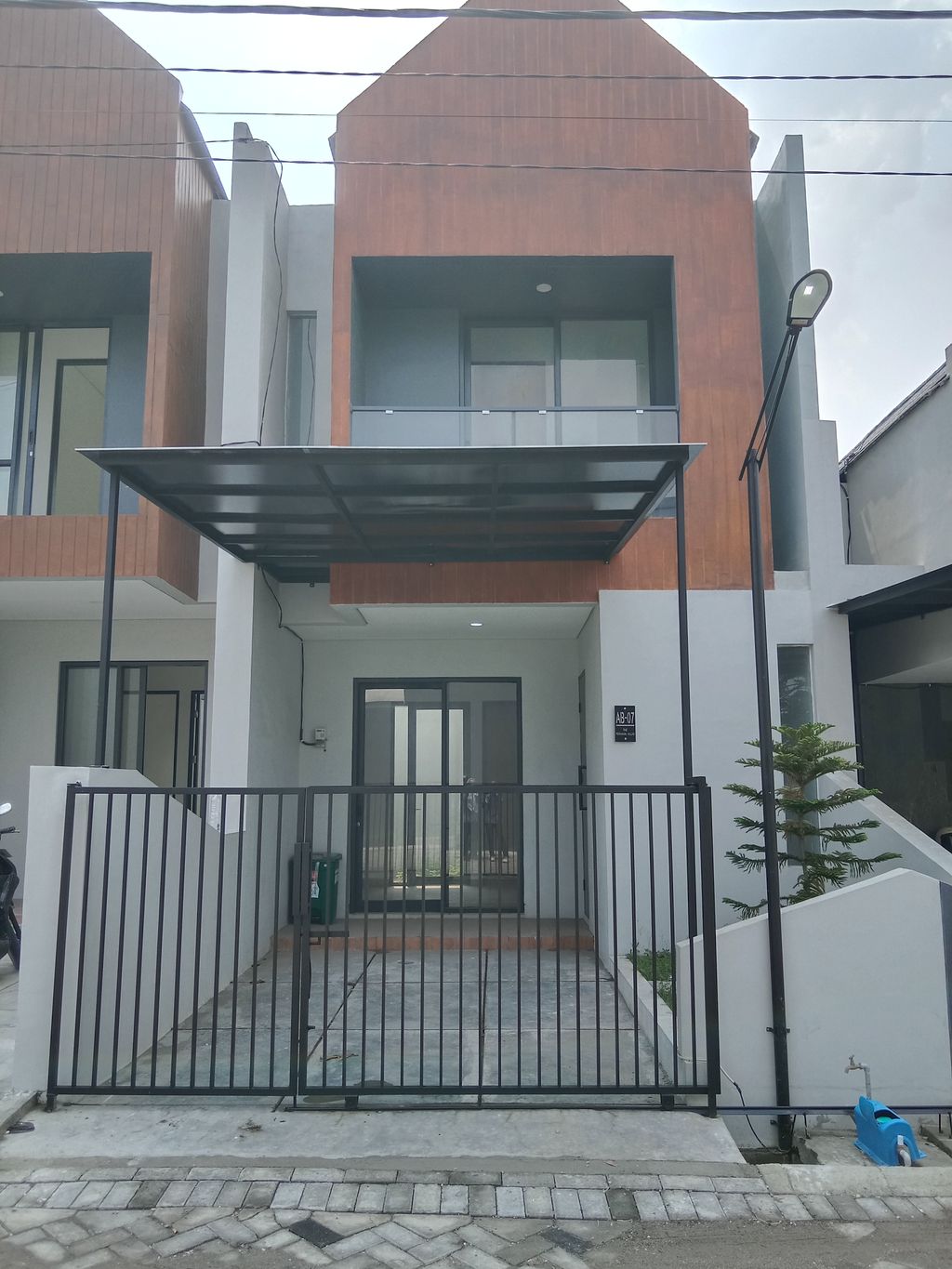foto tampak rumah tipe T.52/66 perumahan THE PERMATA VILLAS