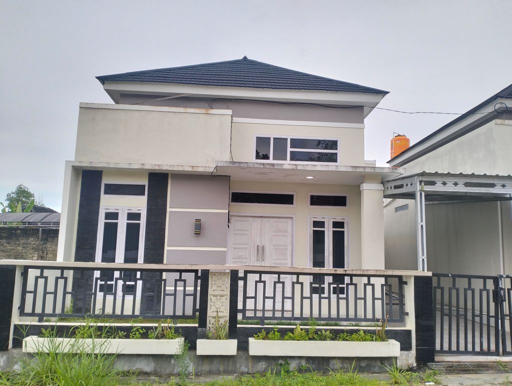 foto contoh rumah perumahan Green Mansion Fatrida / Depan