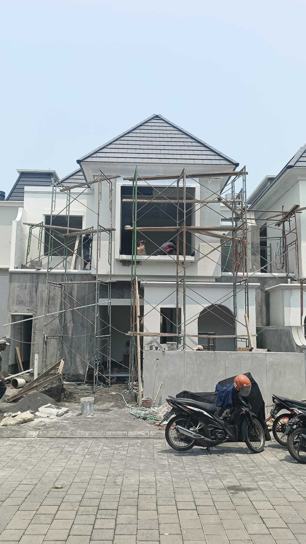 foto tampak rumah tipe CAPITAL MADDERIA perumahan The Grand Kenjeran