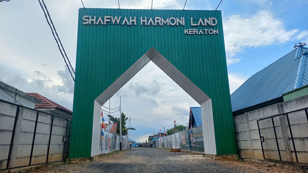 foto gerbang perumahan SHAFWAH HARMONI LAND KERATON