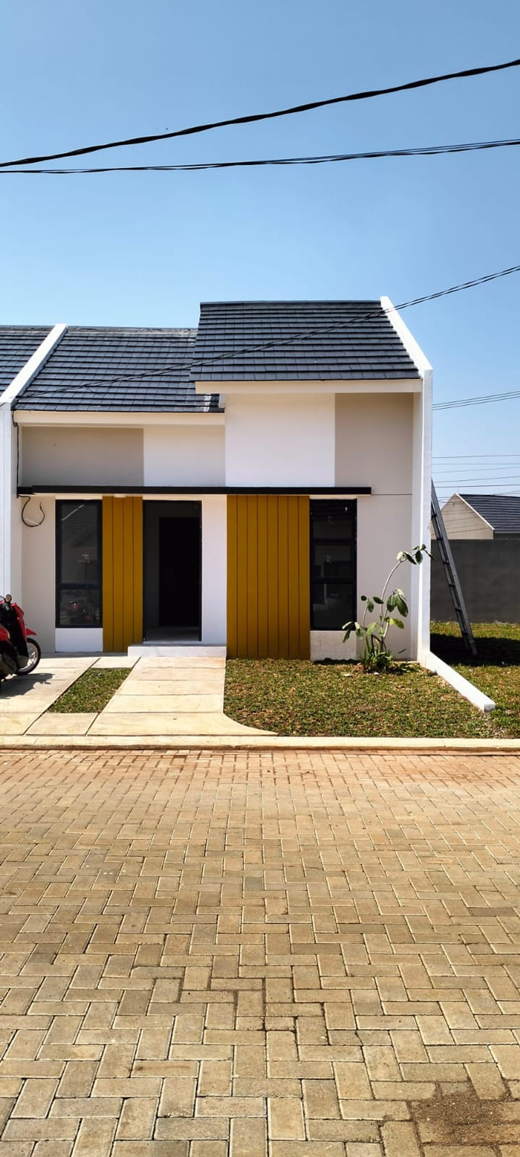 foto tampak rumah tipe 36/120 perumahan Padma Hills