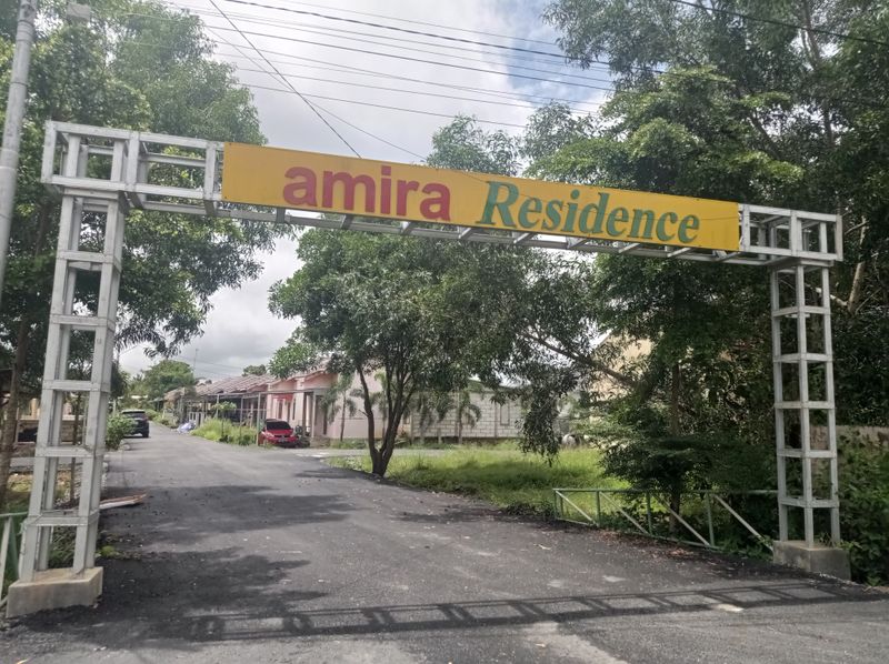 foto gerbang perumahan amira residence