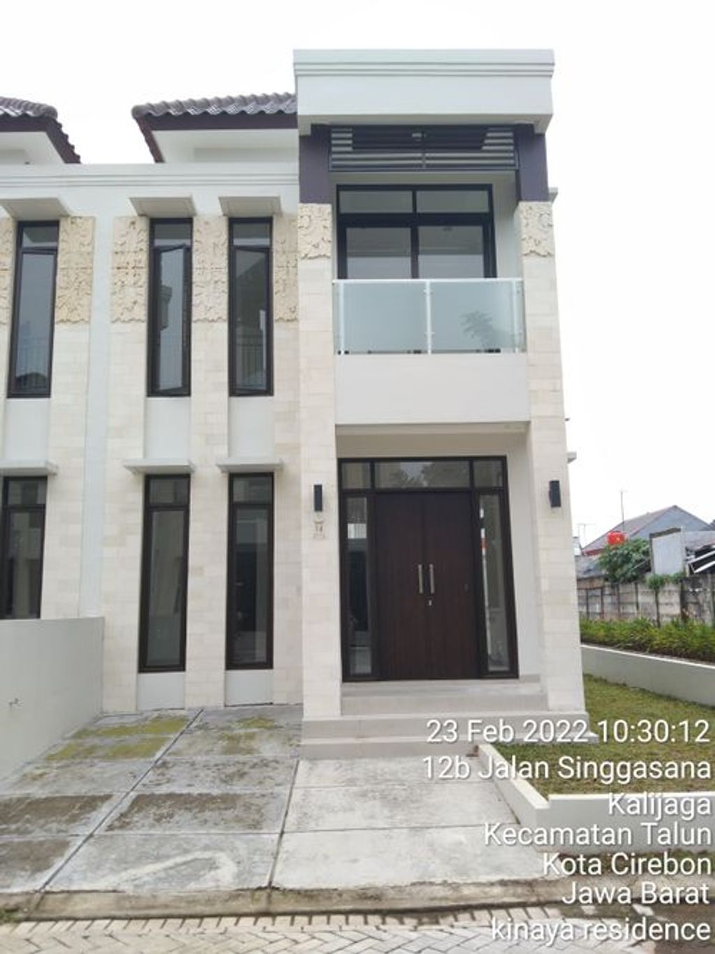 foto tampak rumah tipe 90 / 100 KAV. 42 perumahan KINAYA RESIDENCE