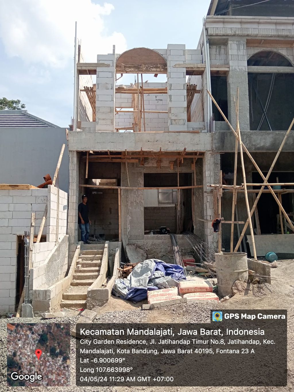 foto tampak rumah tipe 67 Compact Classic Modern Baru + railing balkon kaca (802) perumahan City Garden Residence Blok Fontana