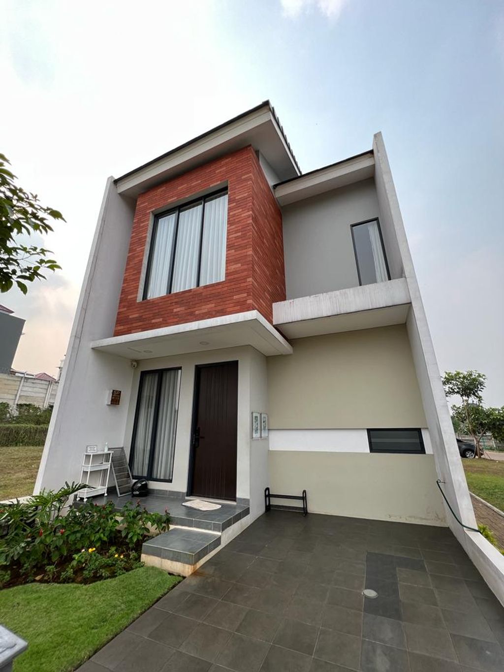 foto tampak rumah tipe MODERATTO perumahan THE SYMPHONY