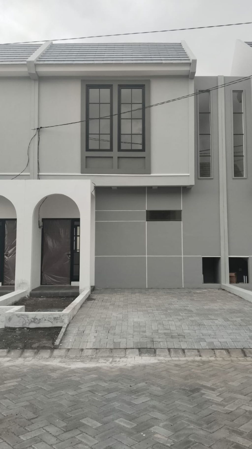 foto tampak rumah tipe Blok H-07 Anderson Cluster Kensington perumahan The Anvaya Juanda