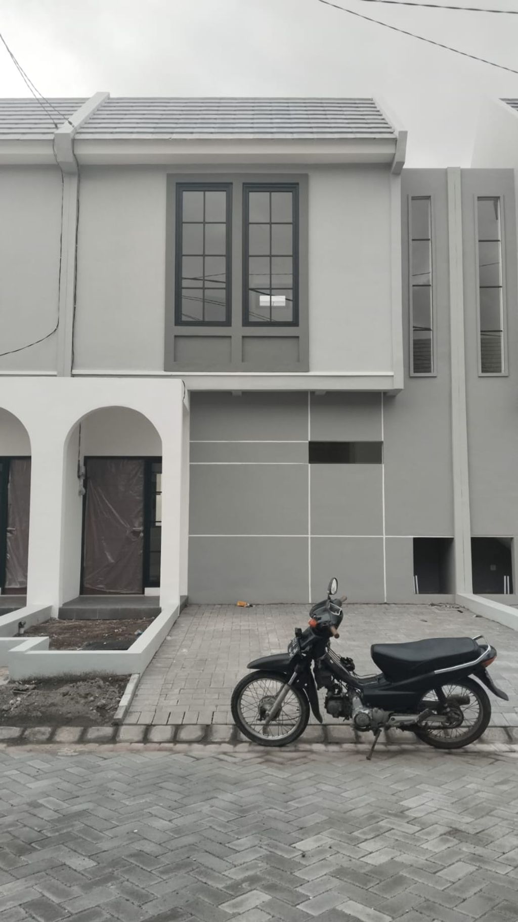 foto tampak rumah tipe Blok H-09 Anderson Cluster Kensington perumahan The Anvaya Juanda
