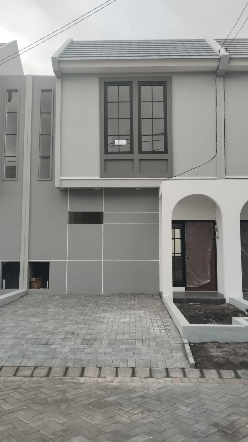 foto tampak rumah tipe Blok 08 Anderson Cluster Kensington perumahan The Anvaya Juanda