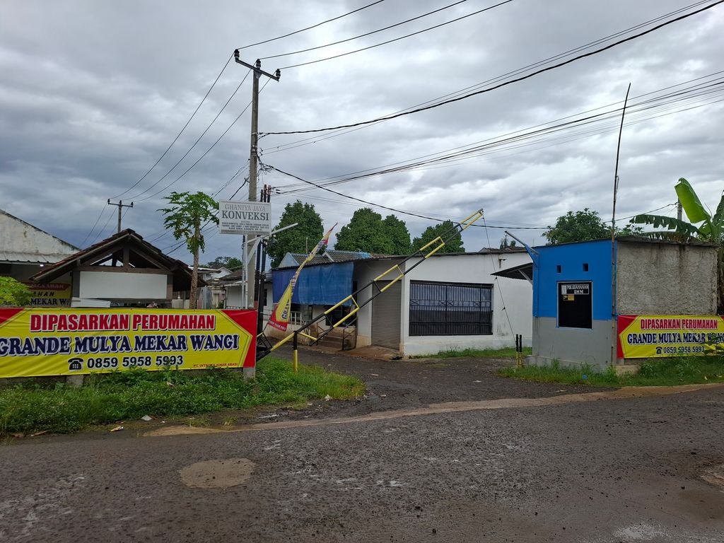 foto gerbang perumahan Grande Mulia Mekarwangi